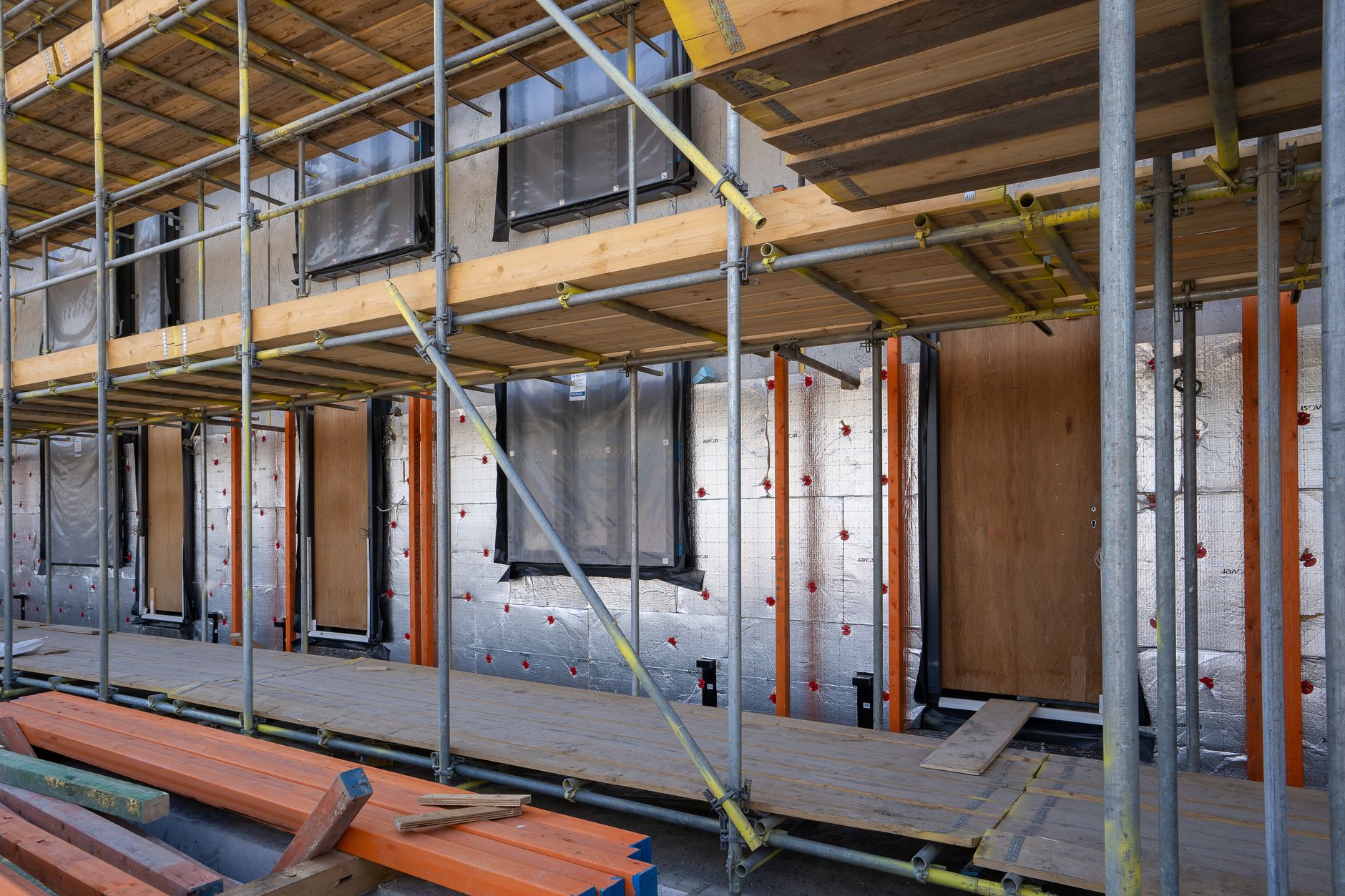 By under renovering med stillads
