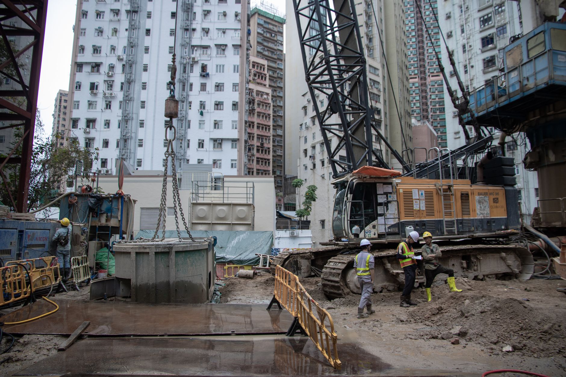 Byggehold udenfor i dagslys